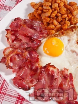Класическа (оригинална) английска закуска с пържени яйца, бекон и боб - снимка на рецептата